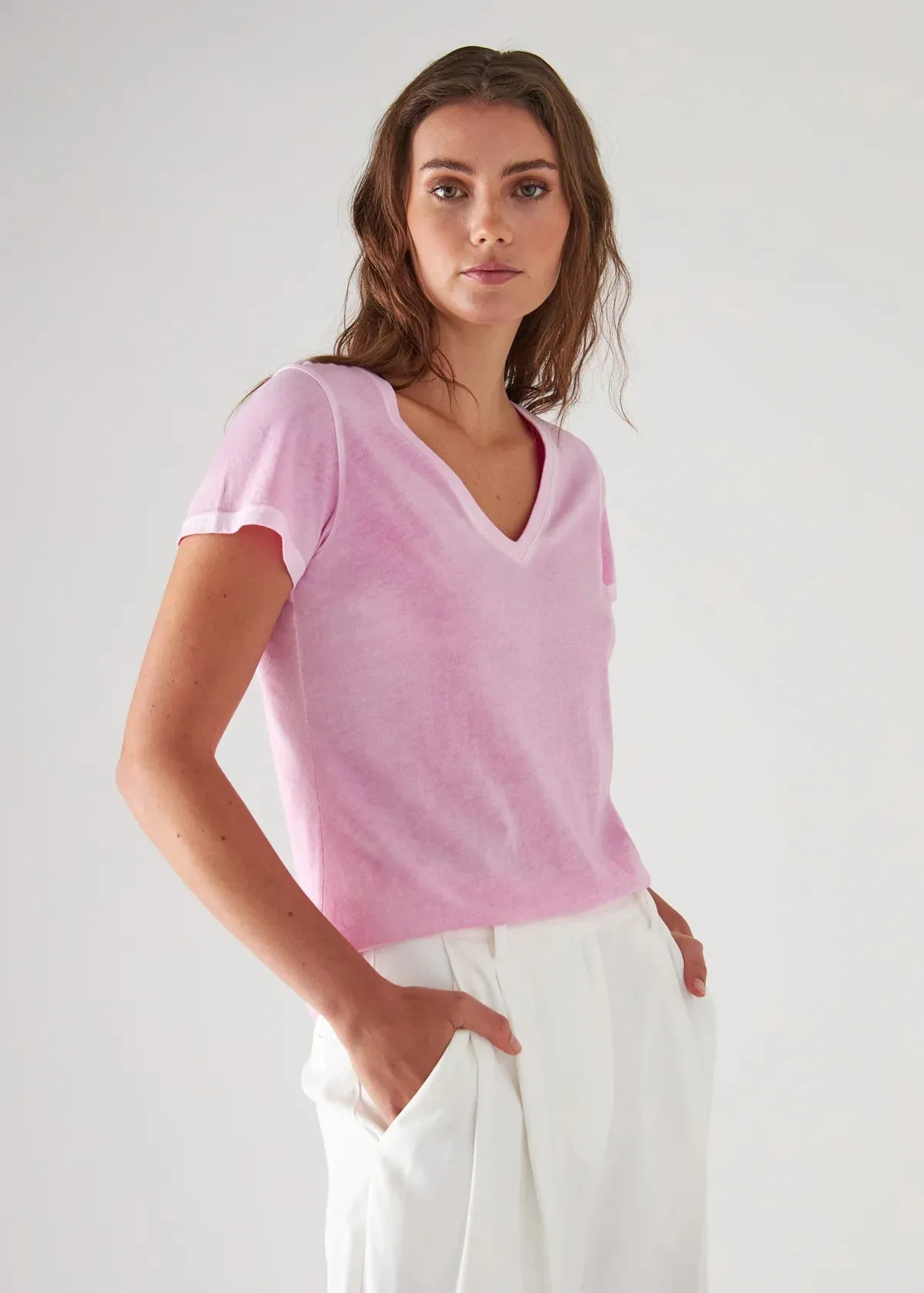 REVERSE SPRAY LIGHTWEIGHT PIMA COTTON V-NECK TEE (PUNCH) - PATRICK ASSARAF